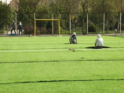 ترمیم و بهسازی چمن‌های مصنوعی سطح شهر اندیشه در راستای رفاه حال شهروندان