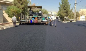 آسفالت‌ریزی مسیرهای پرتردد و فرعی در فاز ۳ شهر اندیشه