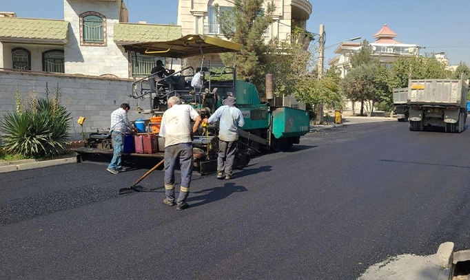 آسفالت‌ریزی مسیرهای پرتردد و فرعی در فاز ۳ شهر اندیشه