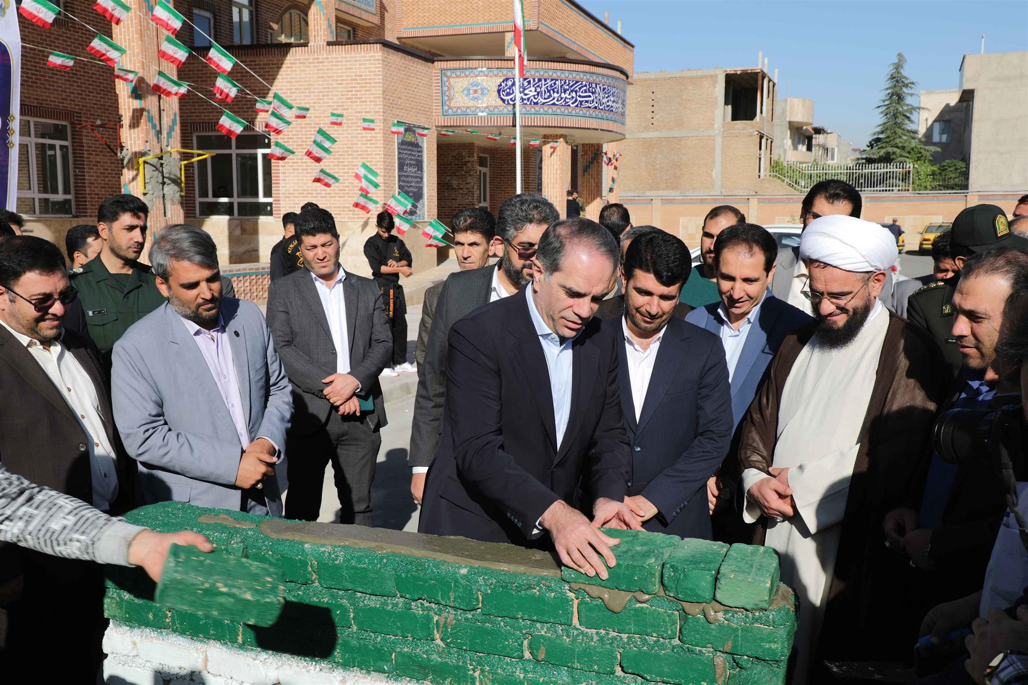 آیین خشت گذاری دو سالن ورزشی ‌‌و بهره برداری از ۵ زمین چمن مصنوعی