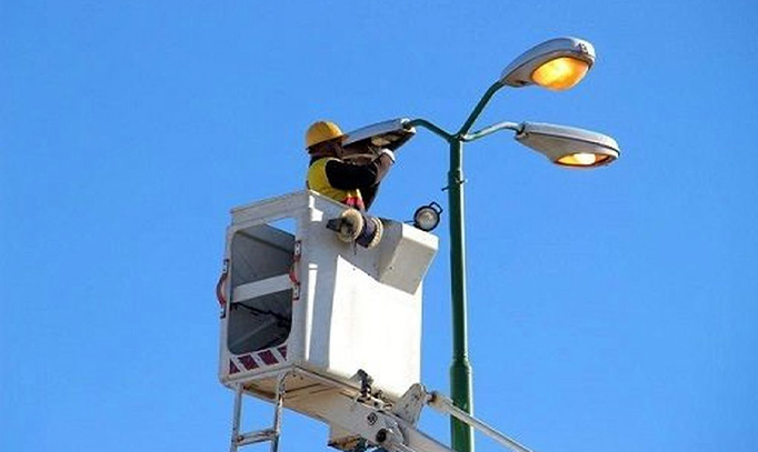 اجرای عملیات نصب روشنایی در معابر شهر فردوسیه