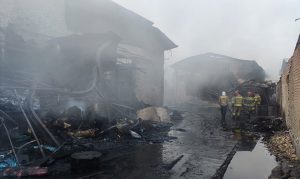 اطفای حریق در شهر قدس پس از ۷ ساعت عملیات بی‌وقفه