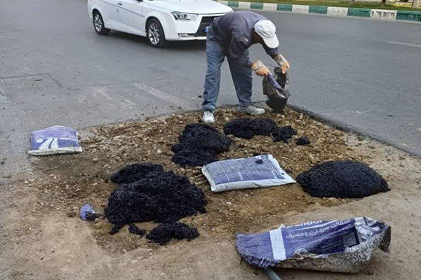 بهسازی معابر شهر قدس با آسفالت سرد ادامه دارد