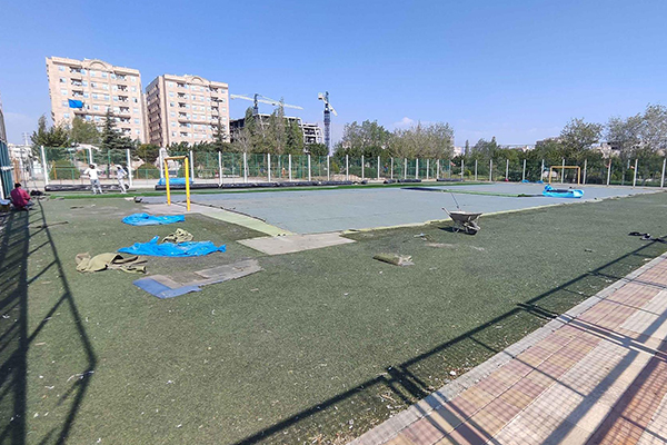 ترمیم و بهسازی چمن‌های مصنوعی سطح شهر اندیشه در راستای رفاه حال شهروندان