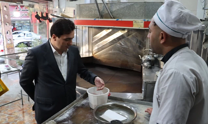 تضمین کیفیت و نرخ مصوب نان؛ فرماندار شهریار نانوایی‌ها را بازرسی کرد