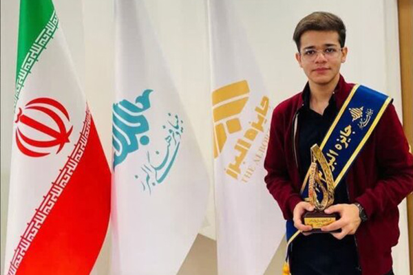 جایزه بنیاد علمی و فرهنگی البرز به علی خراسانی از شهریار اهدا شد