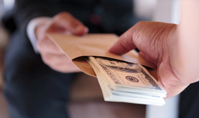 رشوه بیست هزار دلاری عضو شورای شهر