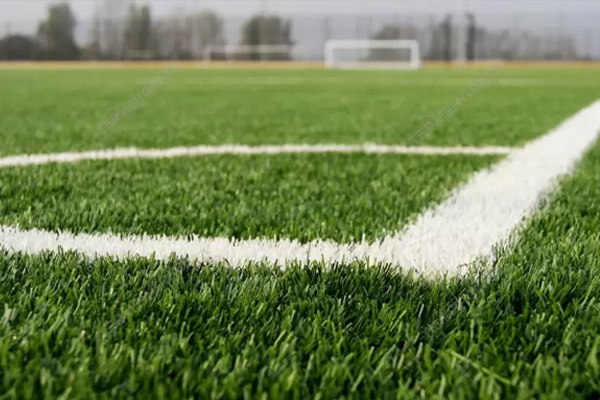 زمین چمن مصنوعی خادم‌ آباد باغستان در راه بهره‌برداری