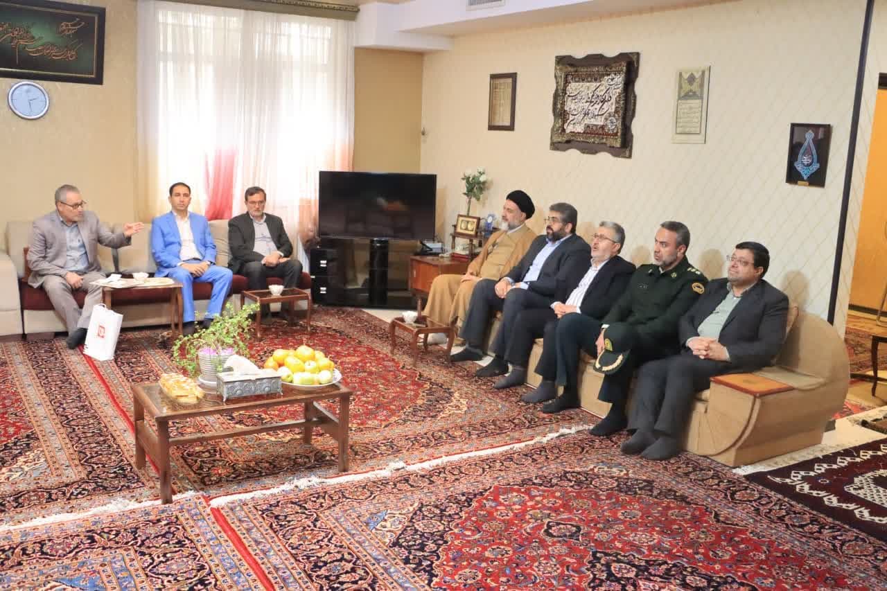 مسئولان شهریار در روز ۱۳ آبان به خانواده شهیدان دانش آموز ادای احترام کردند